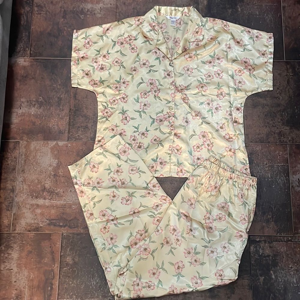 Vintage VANITY FAIR Yellow Two-Piece Pajama Set Size X Large